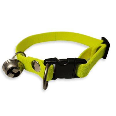 Collar para gato con cascabel color verde Fluorescente , fabricado con tela stretch para brindar seguridad y comodidad a tu mascota, al momento de su exploración, cuenta con cascabel y reflejantes para mejorar la ubicación de tu gato en casa. El collar es de tamaño chico, con medida de 25cm de largo y es estirable con 1 cm de ancho.