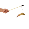Juguete para gato en forma de caña de pescar elaborado con textiles naturales, señuelo colgante en forma de ratón con plumas, con cascabel y cordón elástico. Ideal para interactuar, ya que con la vara dirigimos y controlamos el juego, lanzando y jalando. Diseñado para satisfacer las necesidades de juego de tu gato, al estimular su instinto de exploración y persecución. Ayuda a desaparecer la ansiedad, el estrés y el aburrimiento.