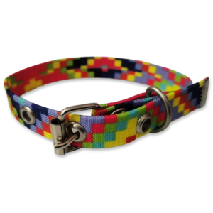 Collar para Gatos tamaño Chico cuadros de Colores, fabricado con tela y seguro de cinto, para brindar seguridad y comodidad a tu mascota, al momento de su exploración. El collar es de tamaño chico, con medida de 26cm de largo y es estirable con 1 cm de ancho.