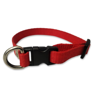 Collar para perros color rojo, fabricado con tela de nylon ideal para brindar seguridad y comodidad a tu mascota. El collar es de tamaño chico, con medida de 35cm de largo como máximo, el cual es ajustable y 1cm de ancho. Ideal para Razas mini o pequeñas.