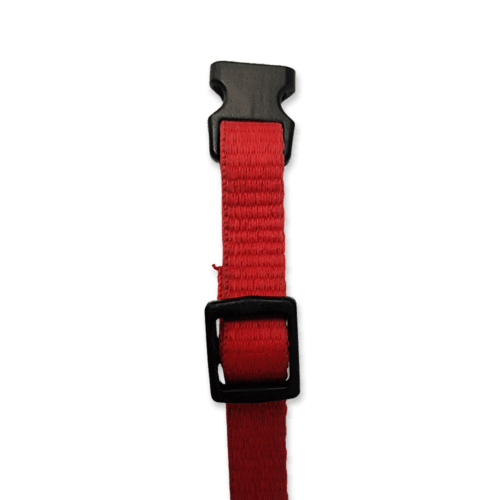 Collar para perros color rojo, fabricado con tela de nylon ideal para brindar seguridad y comodidad a tu mascota. El collar es de tamaño chico, con medida de 35cm de largo como máximo, el cual es ajustable y 1cm de ancho. Ideal para Razas mini o pequeñas.